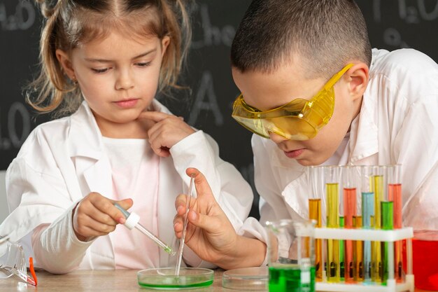 Dzieci wykonują eksperymenty w laboratorium