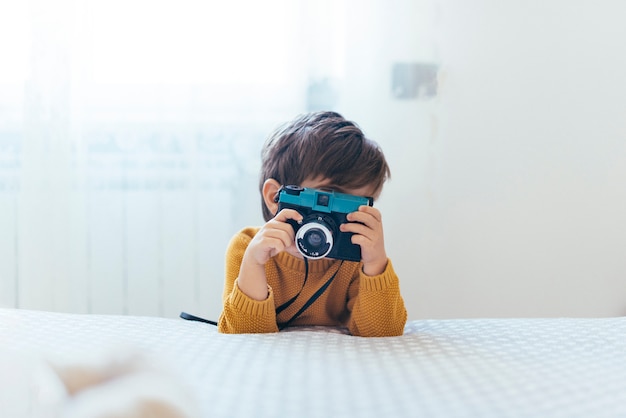 Bezpłatne zdjęcie dzieciak bierze fotografię