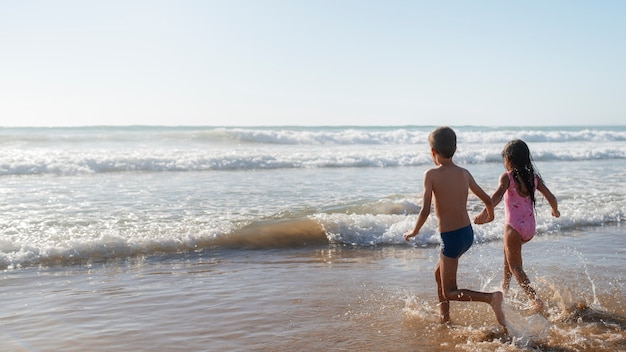 Dzieciaki bawią się na plaży