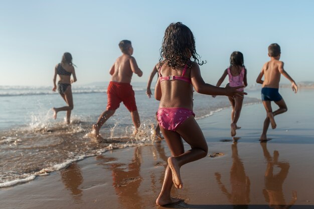 Dzieciaki bawią się na plaży