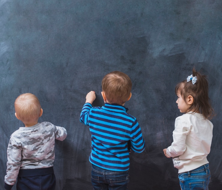 Bezpłatny plik Zdjęcie dzieciaki rysuje na blackboard