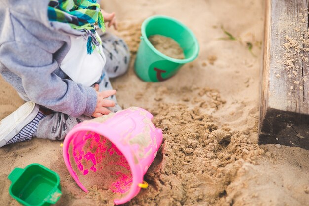 Dziecko bawi się z piasku