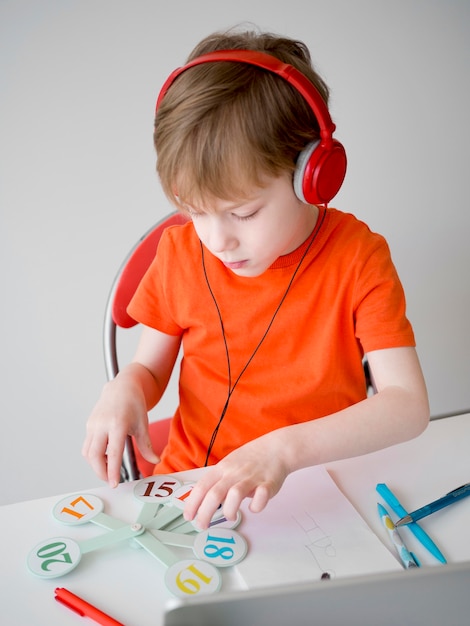 Bezpłatne zdjęcie dziecko jest ubranym hełmofonu e-learningu pojęcie