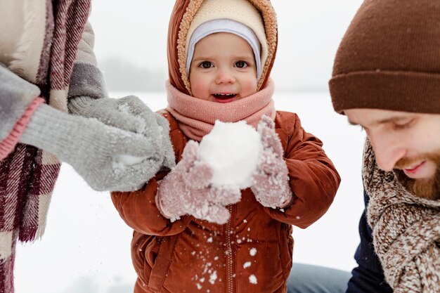 Dziecko korzystające z zimowych zajęć z rodziną