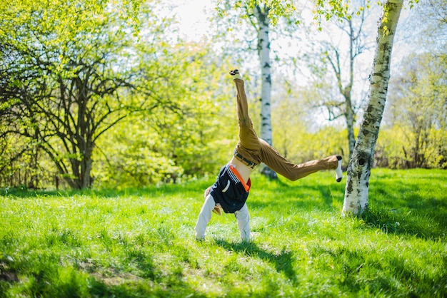 Dziecko robi pirouettes na trawie