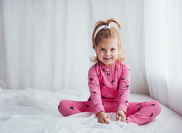 Bezpłatne zdjęcie dziecko w piżamie