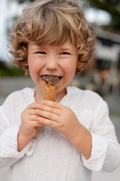 Dziecko z widokiem z przodu jedzące lody