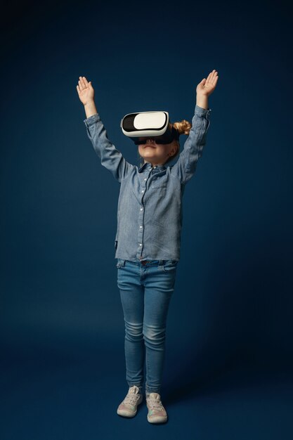 Dziecko z zestawem słuchawkowym wirtualnej rzeczywistości