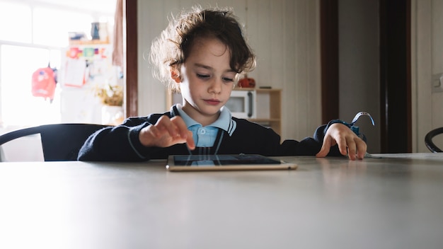 Dziecko za pomocą tabletu