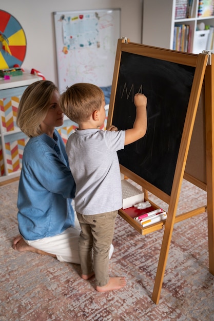 Bezpłatne zdjęcie dziecko zdobywa edukację w domu