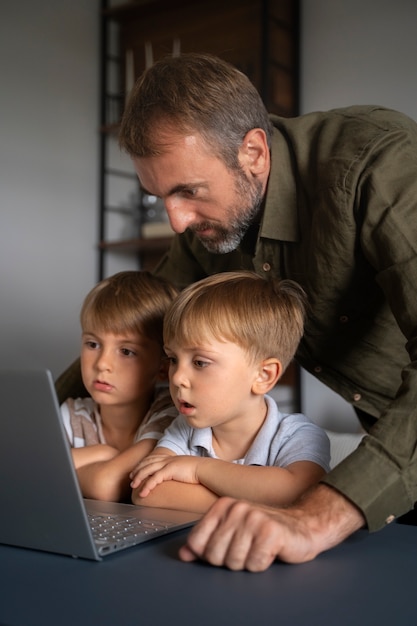 Dziecko Zdobywa Edukację W Domu