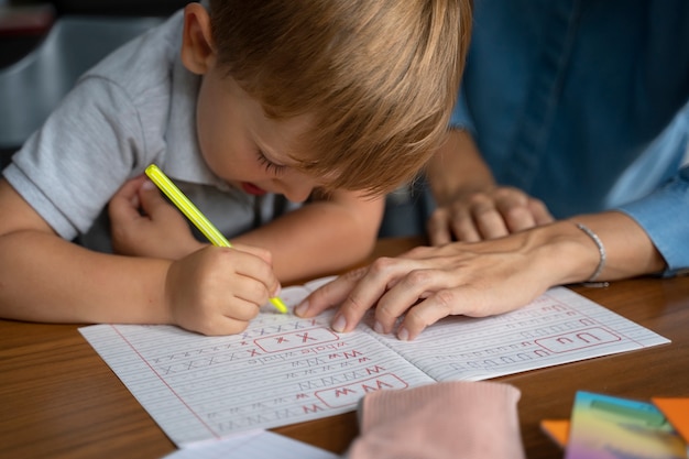 Bezpłatne zdjęcie dziecko zdobywa edukację w domu