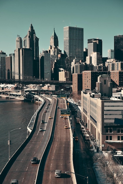 Dzielnica finansowa Manhattanu z wieżowcami i autostradą nad East River.