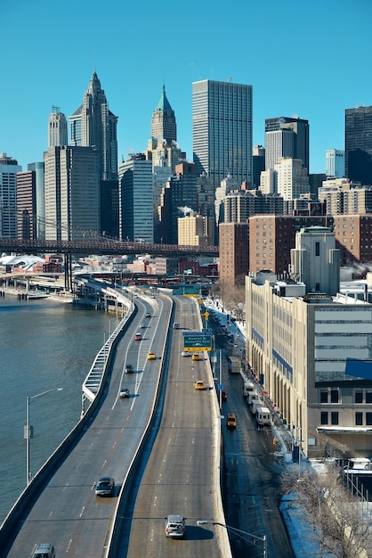 Dzielnica finansowa Manhattanu z wieżowcami i autostradą nad East River.