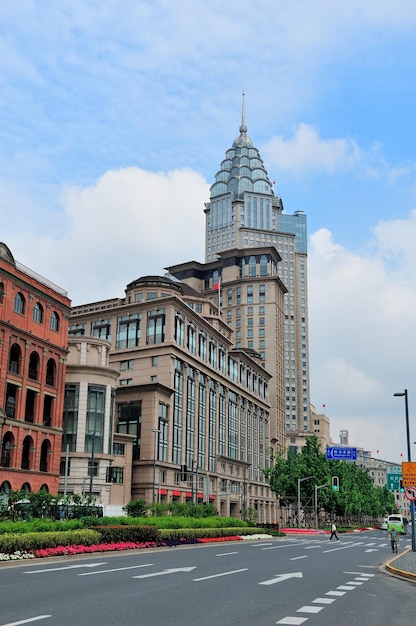 Dzielnica Shanghai Waitan z zabytkowymi budynkami i ulicą z błękitnym niebem