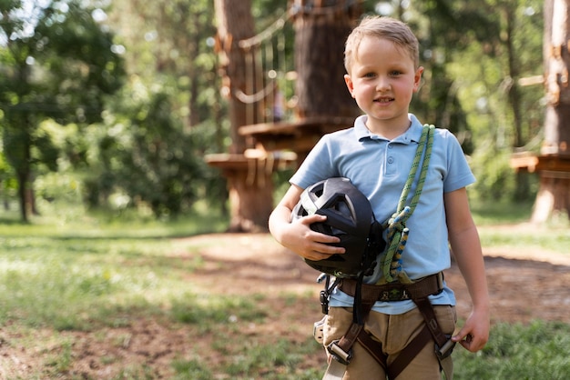 Dzielny chłopiec bawi się w parku rozrywki adventure