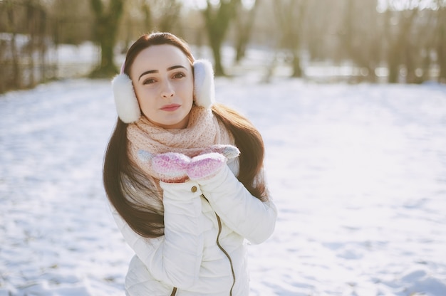 Bezpłatne zdjęcie dzień brązowym uroczy portret twarzy