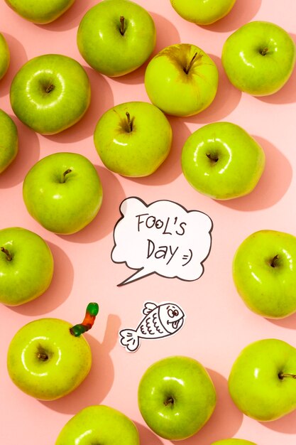 Dzień głupców kwietnia, martwa natura z jabłkami.
