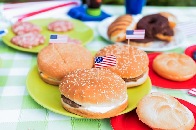 Bezpłatne zdjęcie dzień niepodległości koncepcja z hamburgera