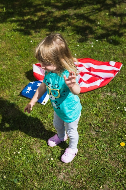 Dzień Niepodległości pojęcie z dziewczyną w ogródzie