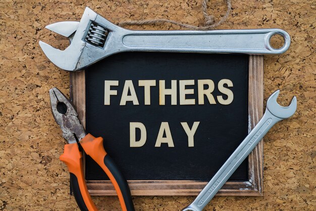 Dzień ojca łupie się ozdobnymi narzędziami
