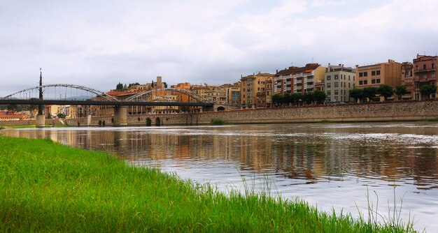 Dzień widok Ebre rzeka w Tortosa
