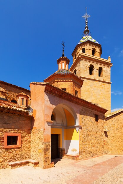 Dzień widok kościoła w Albarracin