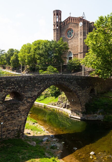 Dzień widok starożytnego kościoła i średniowiecznego mostu
