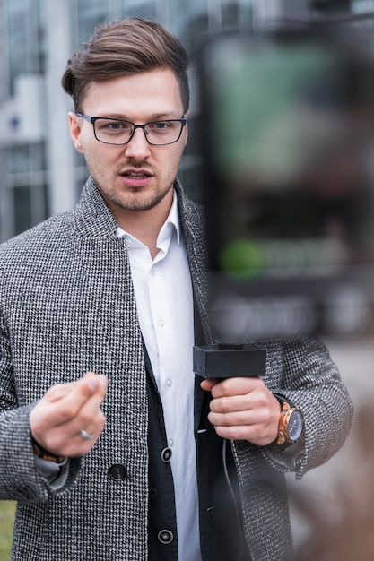 Bezpłatne zdjęcie dziennikarz mówi do pracy