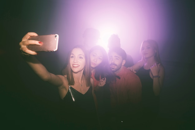 Dziewczyna bierze selfie w klubie nocnym