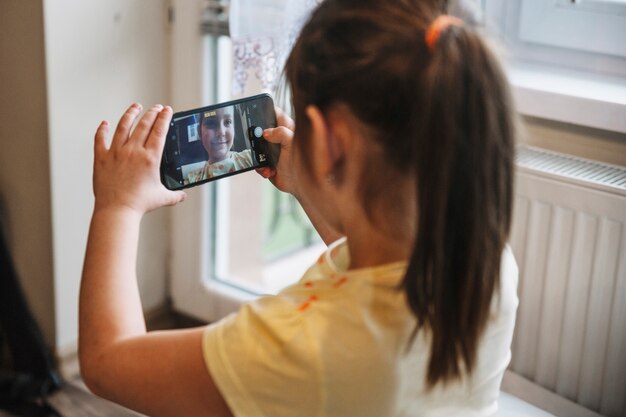 Dziewczyna bierze selfie z smartphone