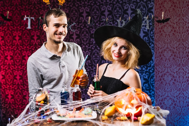 Bezpłatne zdjęcie dziewczyna i facet na halloween party