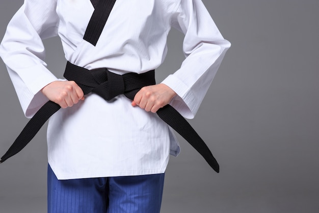 Bezpłatne zdjęcie dziewczyna karate z czarnym pasem