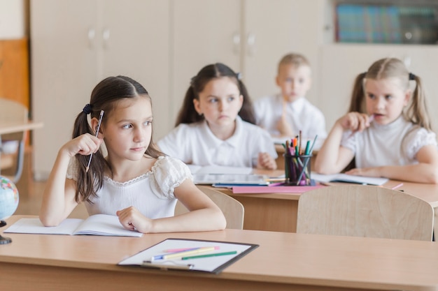 Dziewczyna myśli i patrząc na lekcji