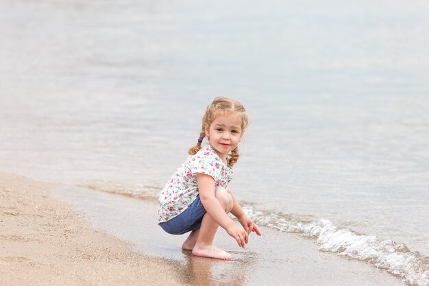 Dziewczyna na plaży.