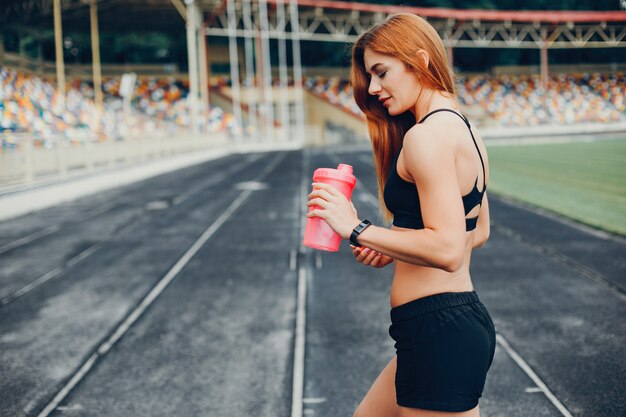 Dziewczyna na stadionie uprawia sport