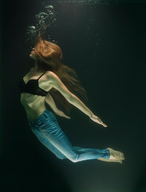 Dziewczyna nurkowania pod wodą