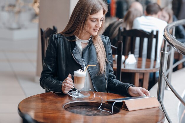 Dziewczyna patrząc na tabletki w stołówce