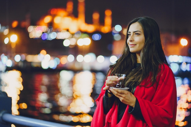 dziewczyna pije herbatę w Stambule