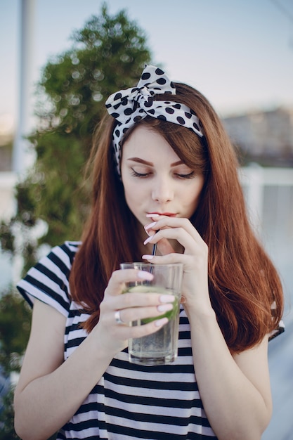 Dziewczyna pitnej ze szkła ze słomy