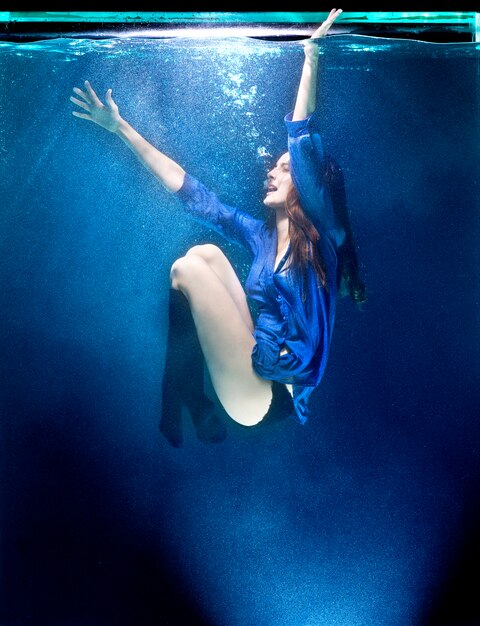 Dziewczyna pod wodą