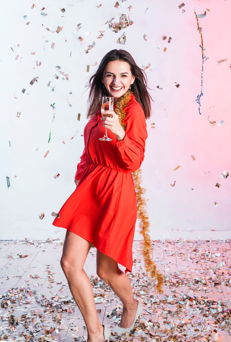 Bezpłatny plik Zdjęcie dziewczyna pozuje z confetti przy nowego roku przyjęciem