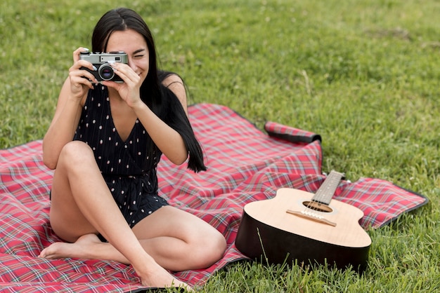 Dziewczyna Robi Fotografii Na Koc Piknikowy