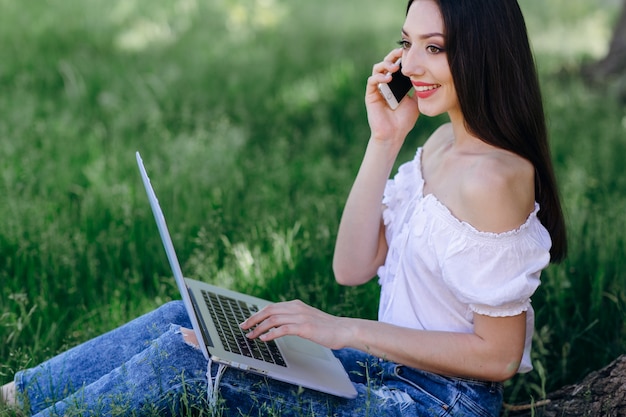 Dziewczyna rozmawia przez telefon podczas uśmiechnięta