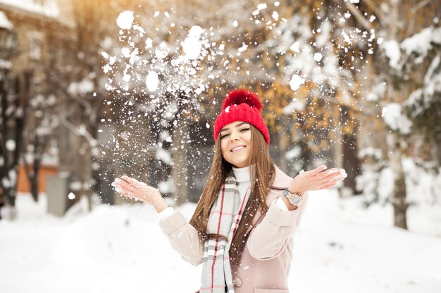 Dziewczyna śniegu mody piękne zimowych