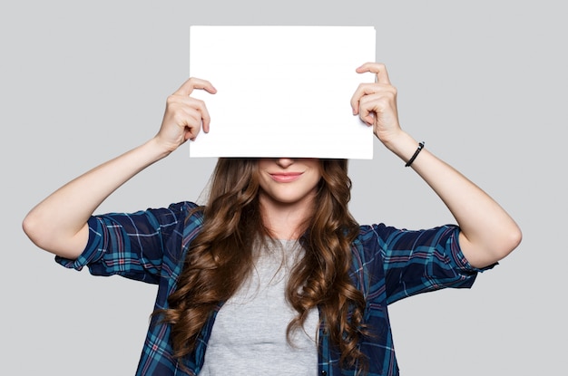 Bezpłatne zdjęcie dziewczyna trzyma białego billboard