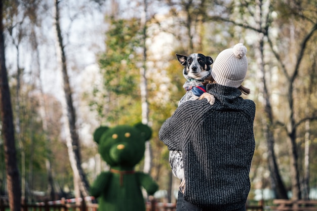 Bezpłatne zdjęcie dziewczyna trzyma w ramionach psa kundla. opieka nad zwierzętami.