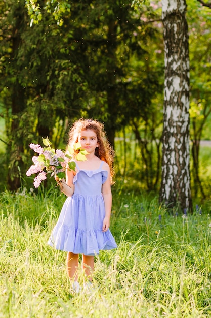 Dziewczyna trzyma wiązkę wildflower w parku