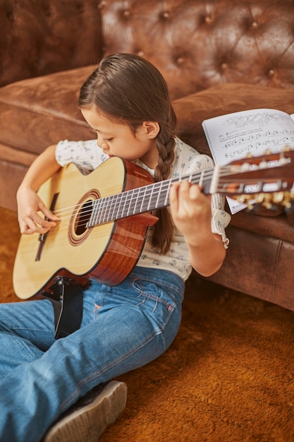 Dziewczyna Uczy Się Gry Na Gitarze W Domu