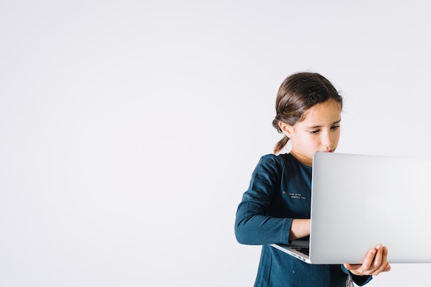 Bezpłatne zdjęcie dziewczyna używa laptop